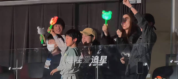 陈妍希谢楠带娃现身陆虎演唱会，母子互动甜翻全场插图1