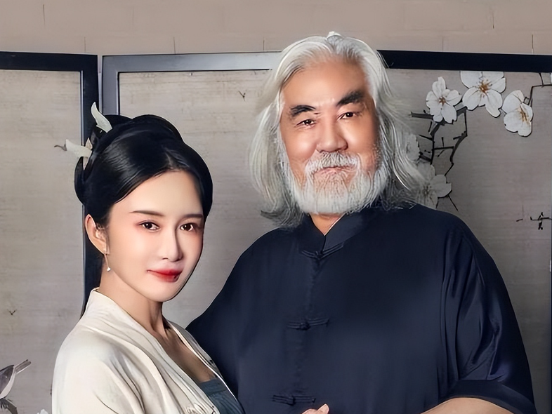 拆了别人的桥，自己也变桥？74岁张纪中和小31岁老婆直播翻车，被网友笑惨了插图1