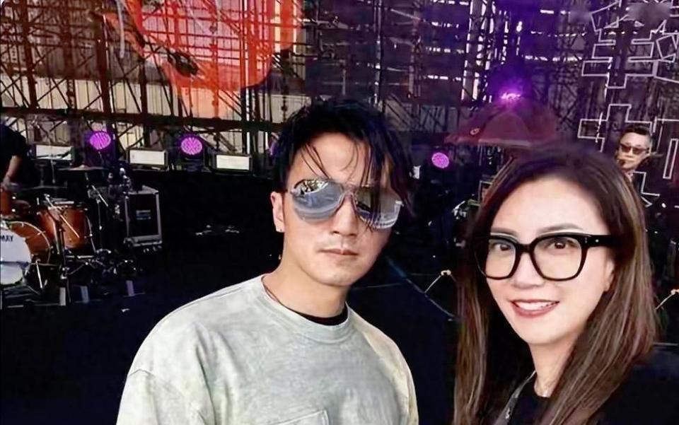 陪谢霆锋29年,39岁去美国生女儿,现在53岁和闺女同框美翻了插图 陪谢霆锋29年,39岁去美国生女儿,现在53岁和闺女同框美翻了插图