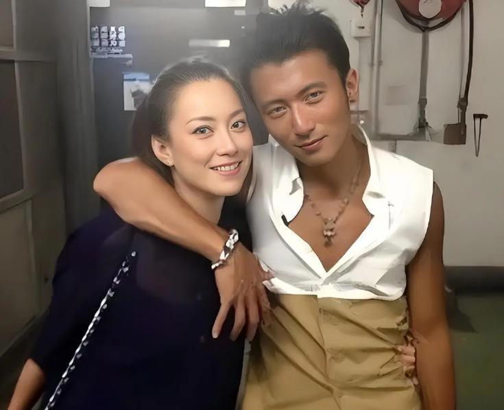 陪谢霆锋29年,39岁去美国生女儿,现在53岁和闺女同框美翻了插图1 陪谢霆锋29年,39岁去美国生女儿,现在53岁和闺女同框美翻了插图1