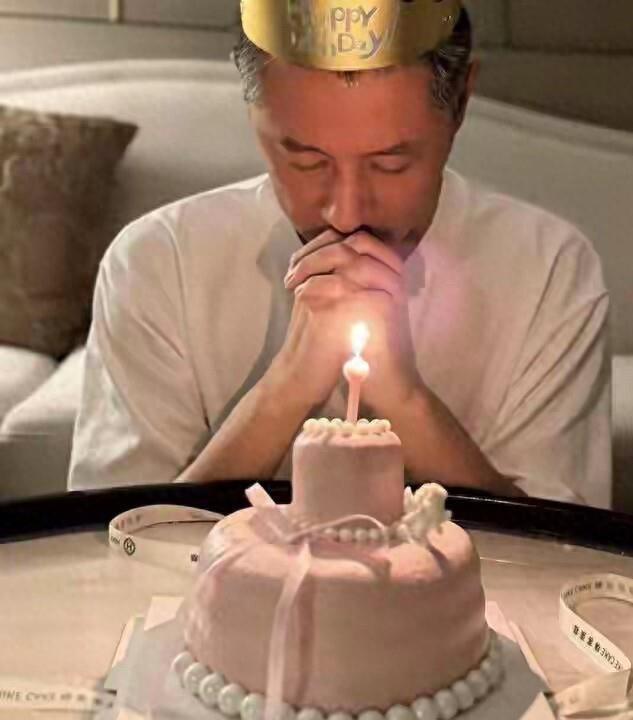 任重和老婆牵手秀恩爱，孙骁骁素颜超嫩，2岁女儿坐粉色餐椅插图1