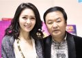 于明加给女儿过17岁生日，祖孙三代同框超美，老公胡俊咋没来？缩略图