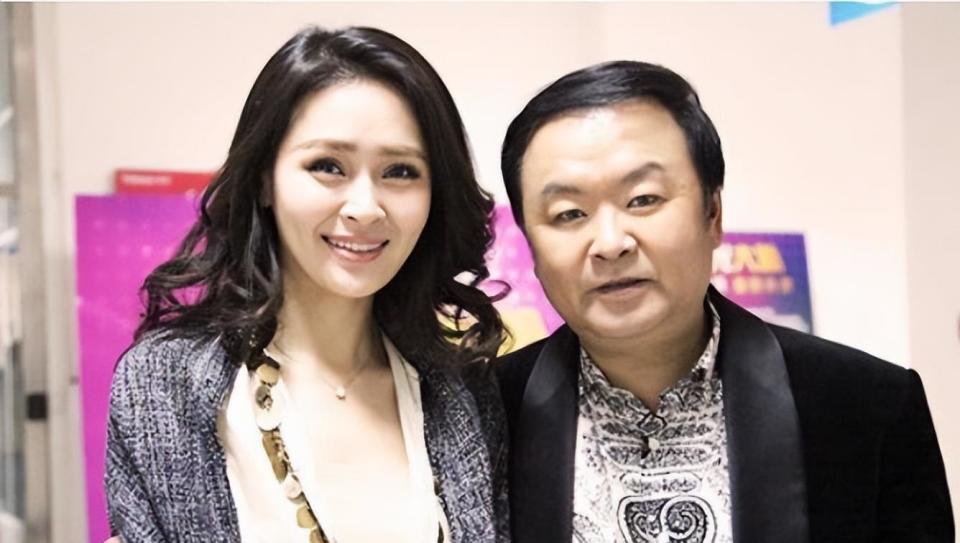 于明加给女儿过17岁生日，祖孙三代同框超美，老公胡俊咋没来？插图