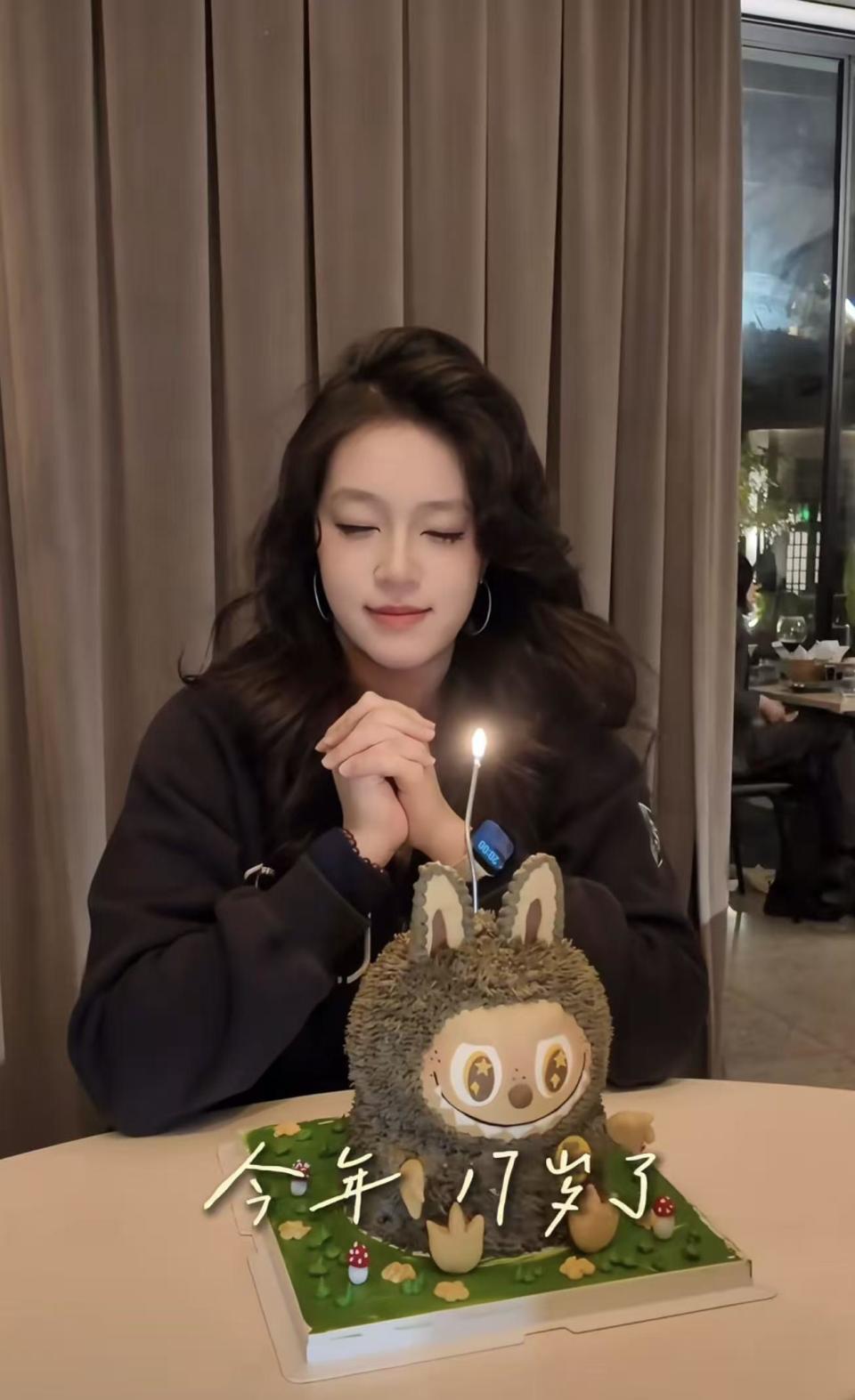 于明加给女儿过17岁生日，祖孙三代同框超美，老公胡俊咋没来？插图1