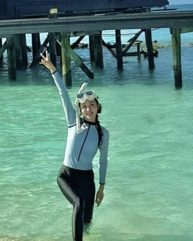 夏露海岛度假戴草帽甜笑超上镜,马龙带俩娃潜水超有爱插图1 夏露海岛度假戴草帽甜笑超上镜,马龙带俩娃潜水超有爱插图1