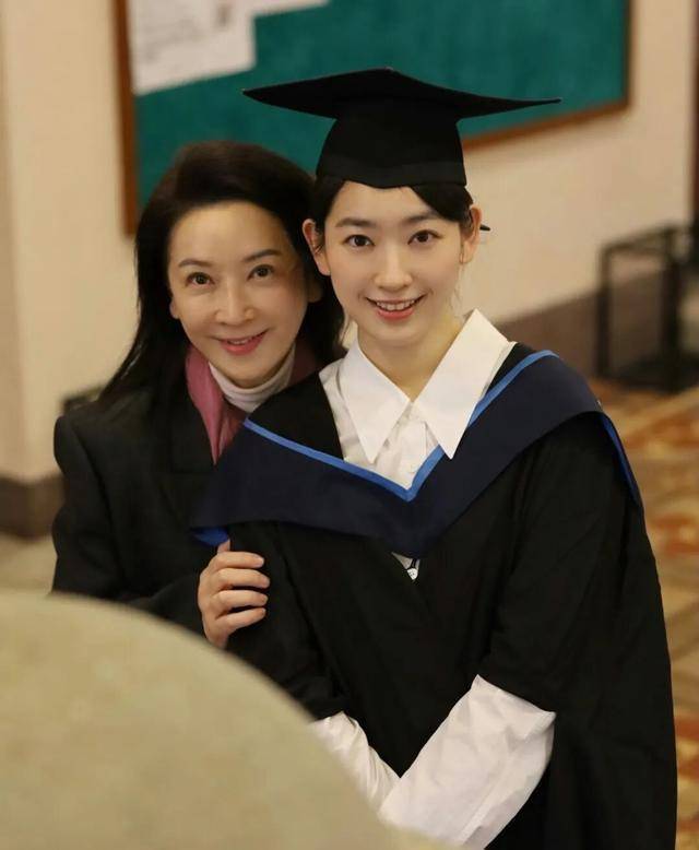 方太龚慈恩女儿硕士毕业,被赞香港最美星二代插图 方太龚慈恩女儿硕士毕业,被赞香港最美星二代插图