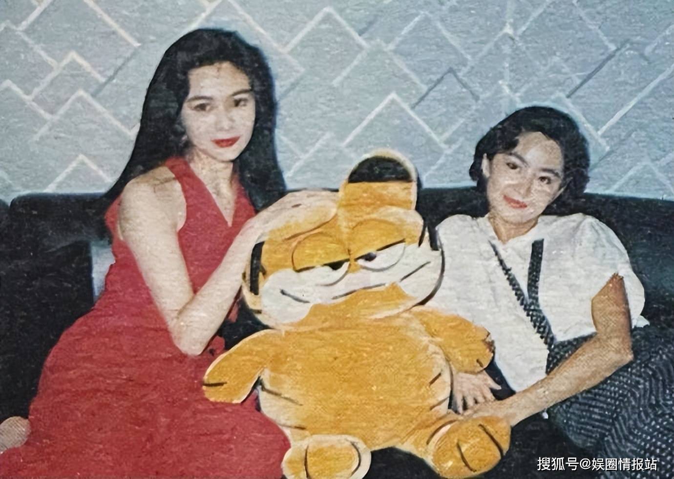 63岁关之琳街头被偶遇!170cm大长腿秒杀全场,摘口罩贴脸合影超宠粉插图1 63岁关之琳街头被偶遇!170cm大长腿秒杀全场,摘口罩贴脸合影超宠粉插图1