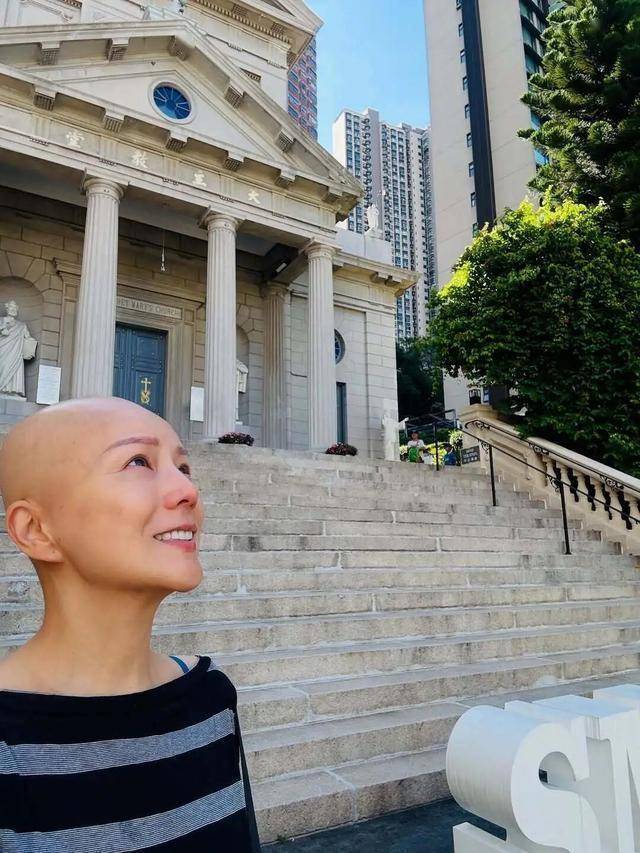 前港姐乳癌复发疼得站不住,全靠俩女儿撑着乐观抗癌插图1 前港姐乳癌复发疼得站不住,全靠俩女儿撑着乐观抗癌插图1