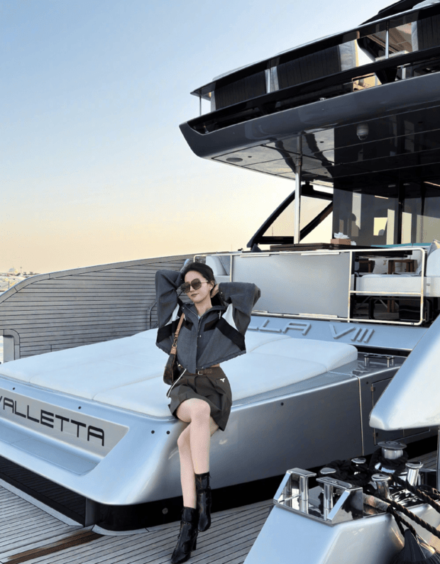 刘亦菲穿灰色系超显瘦,落日下又美又飒!插图 刘亦菲穿灰色系超显瘦,落日下又美又飒!插图