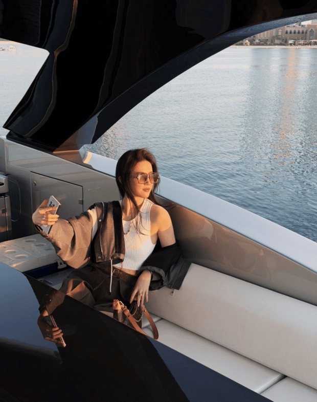 刘亦菲穿灰色系超显瘦,落日下又美又飒!插图1 刘亦菲穿灰色系超显瘦,落日下又美又飒!插图1