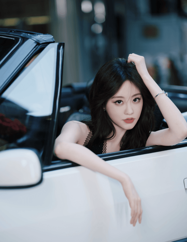 祝绪丹穿黑裙抱红玫瑰,慵懒又明艳,氛围感绝了!插图 祝绪丹穿黑裙抱红玫瑰,慵懒又明艳,氛围感绝了!插图