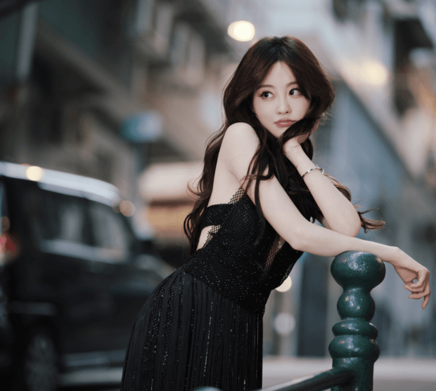 祝绪丹穿黑裙抱红玫瑰,慵懒又明艳,氛围感绝了!插图1 祝绪丹穿黑裙抱红玫瑰,慵懒又明艳,氛围感绝了!插图1