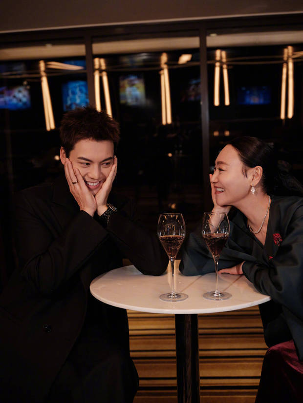 陈伟霆惠英红同框,捧脸一笑秒变害羞大男孩,豪门姐弟既视感!插图 陈伟霆惠英红同框,捧脸一笑秒变害羞大男孩,豪门姐弟既视感!插图