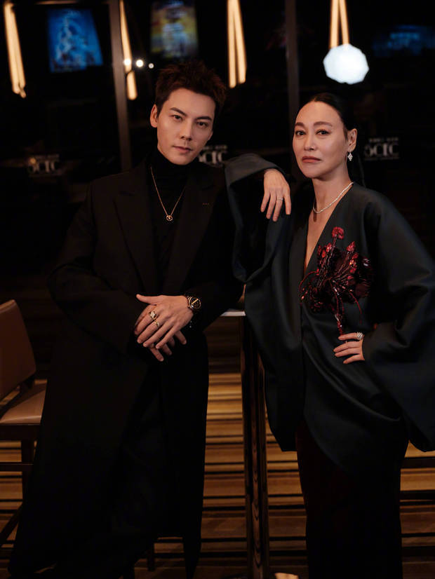 陈伟霆惠英红同框,捧脸一笑秒变害羞大男孩,豪门姐弟既视感!插图1 陈伟霆惠英红同框,捧脸一笑秒变害羞大男孩,豪门姐弟既视感!插图1