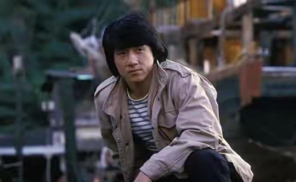 71岁成龙回怼龙叔老了,扛两桶水硬核打脸,一句话看哭无数人插图1 71岁成龙回怼龙叔老了,扛两桶水硬核打脸,一句话看哭无数人插图1