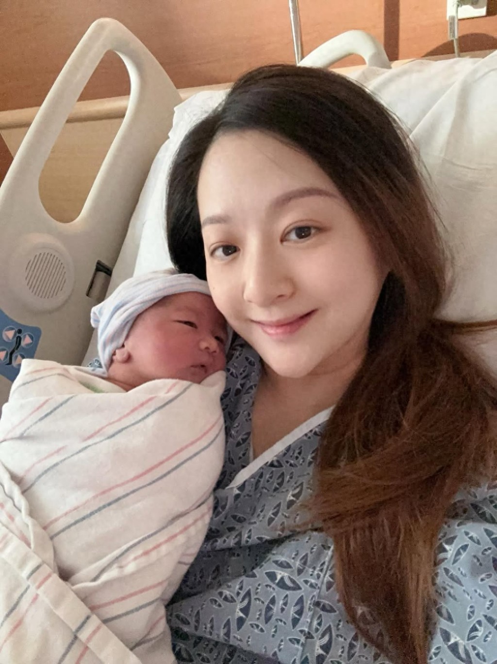 41岁港星喜迎女儿出生,高龄拼娃终于当上妈插图 41岁港星喜迎女儿出生,高龄拼娃终于当上妈插图