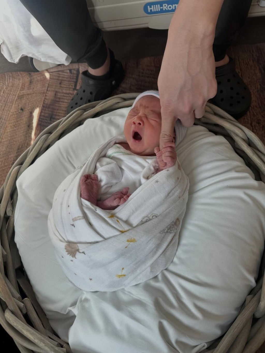 41岁港星喜迎女儿出生,高龄拼娃终于当上妈插图1 41岁港星喜迎女儿出生,高龄拼娃终于当上妈插图1