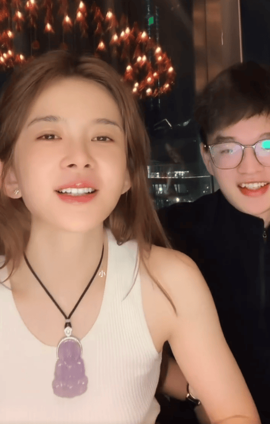 赵樱子直播大方秀恩爱!小12岁圈外男友首度露脸,真容曝光插图 赵樱子直播大方秀恩爱!小12岁圈外男友首度露脸,真容曝光插图