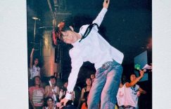 离谱！网友竟把何炅喝过的水珍藏了20年，还跟女歌迷抢这瓶水缩略图