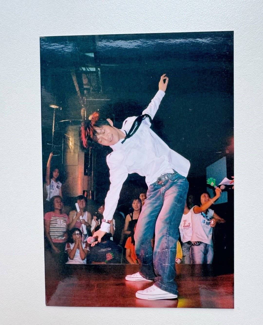 离谱!网友竟把何炅喝过的水珍藏了20年,还跟女歌迷抢这瓶水插图 离谱!网友竟把何炅喝过的水珍藏了20年,还跟女歌迷抢这瓶水插图