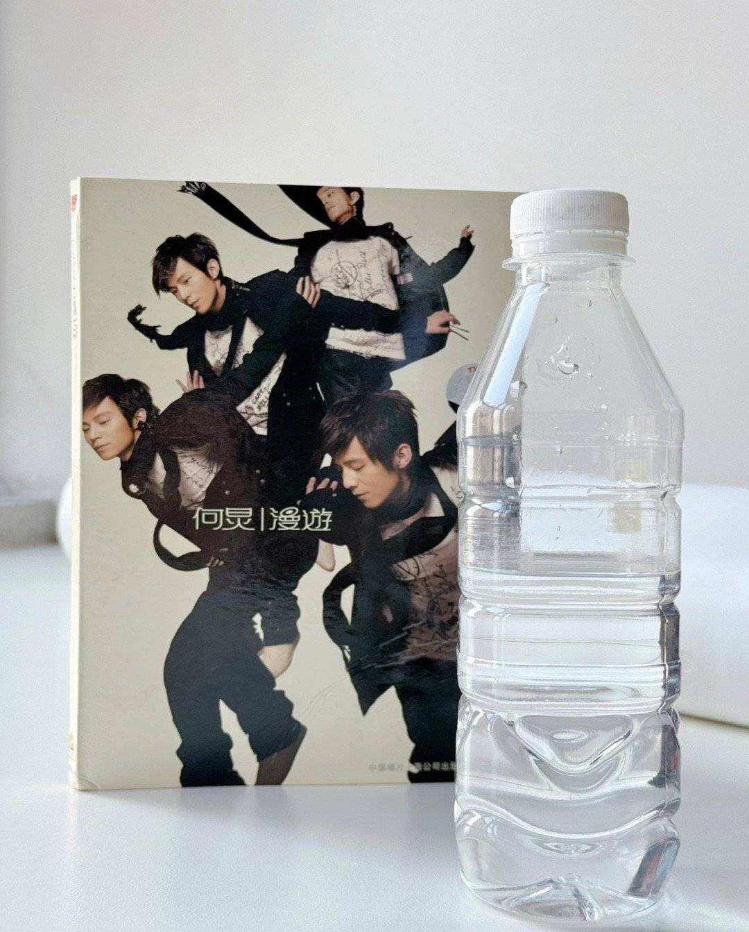 离谱!网友竟把何炅喝过的水珍藏了20年,还跟女歌迷抢这瓶水插图1 离谱!网友竟把何炅喝过的水珍藏了20年,还跟女歌迷抢这瓶水插图1