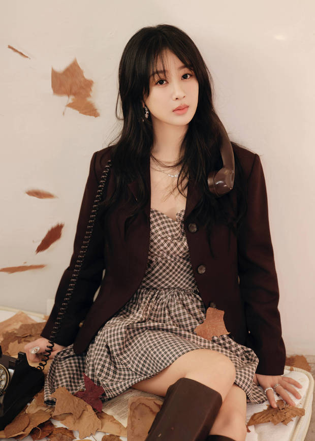 杨紫格子裙配西装太绝了！瘫沙发看书秒变文艺知性小姐姐插图