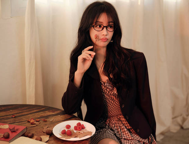 杨紫格子裙配西装太绝了！瘫沙发看书秒变文艺知性小姐姐插图1