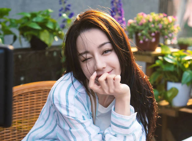 迪丽热巴晒新美照！暖阳下笑得超甜，看着就治愈又养眼插图1