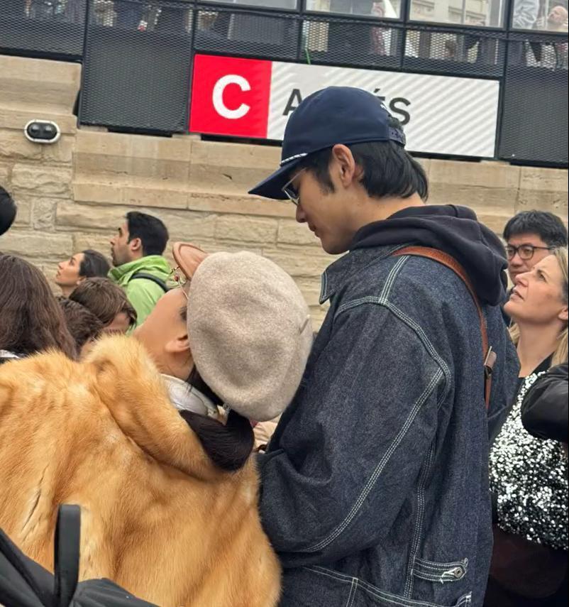 甜到齁！网友偶遇金莎和孙丞潇，孙丞潇看她的眼神简直宠上天插图