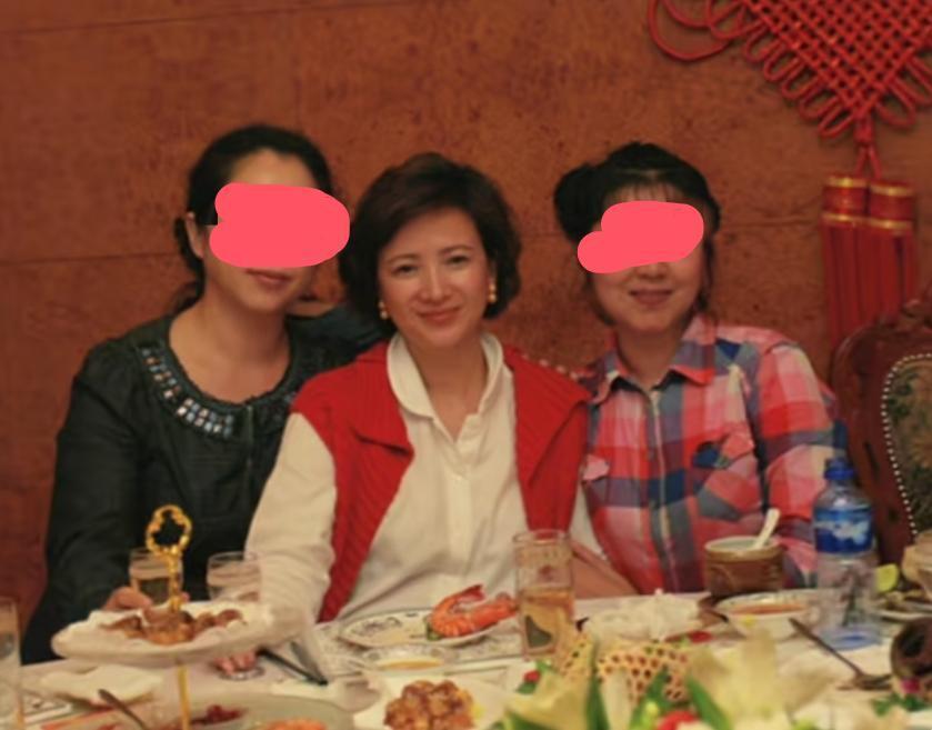 何晴和闺蜜晒烟台游玩照！撸串唱戏超嗨，素颜的她美翻了插图1