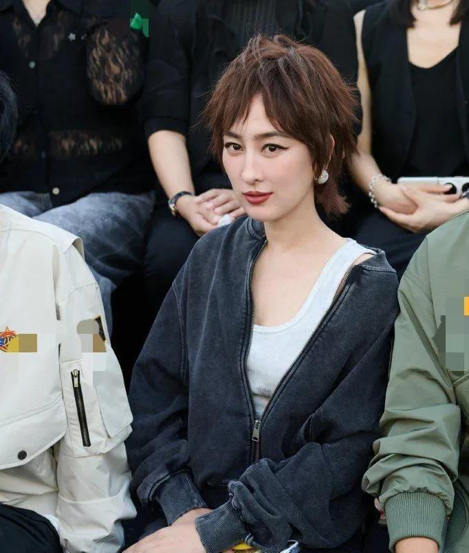 马苏剪短发后美翻了！灰夹克配半身裙超洋气，差点没认出来插图