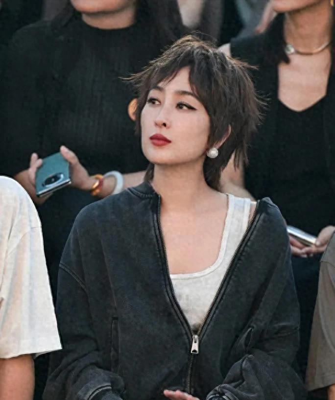 马苏剪短发后美翻了！灰夹克配半身裙超洋气，差点没认出来插图1