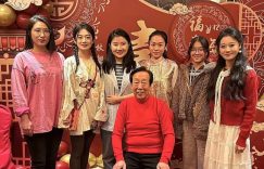 曲艺名家韩宝利过80大寿，郭德纲老婆王惠到场祝贺，师徒感情真不赖缩略图