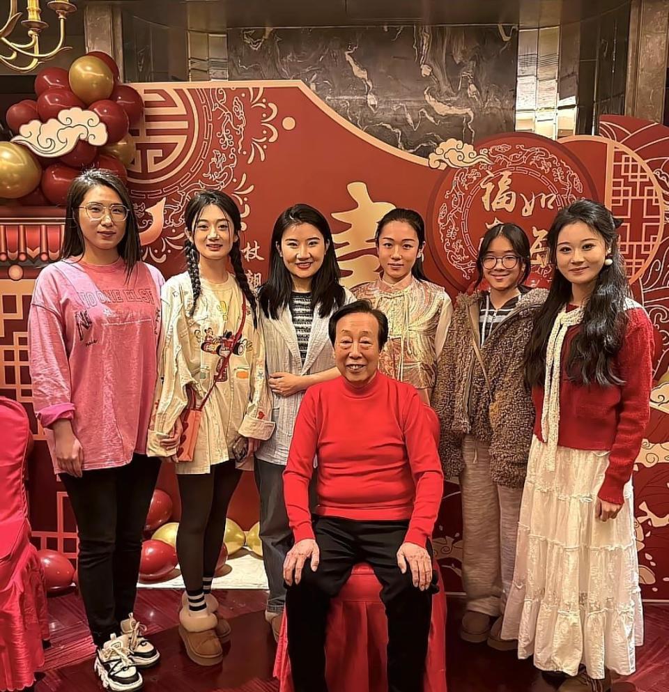 曲艺名家韩宝利过80大寿，郭德纲老婆王惠到场祝贺，师徒感情真不赖插图