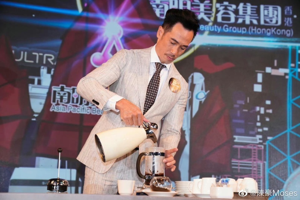 TVB视帝带老婆亮相活动!她身材发福、小腹凸出,疑似怀孕插图 TVB视帝带老婆亮相活动!她身材发福、小腹凸出,疑似怀孕插图