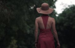 长得太漂亮被导演霸占，4年后生下儿子，17岁就当上男一号缩略图