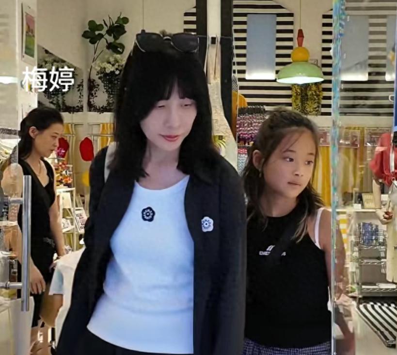 梅婷全家逛马德里，嫂子嫩得像30岁，老公全程陪逛超宠她！插图