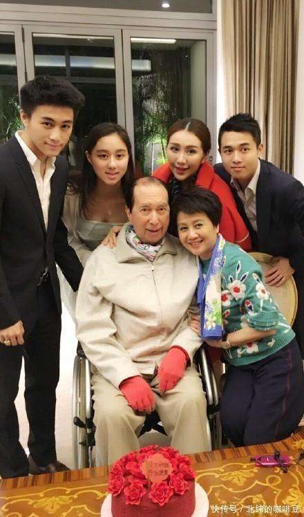 奚梦瑶小腹凸出疑怀三胎，和何猷君甜蜜同框，奶奶梁安琪也来了插图