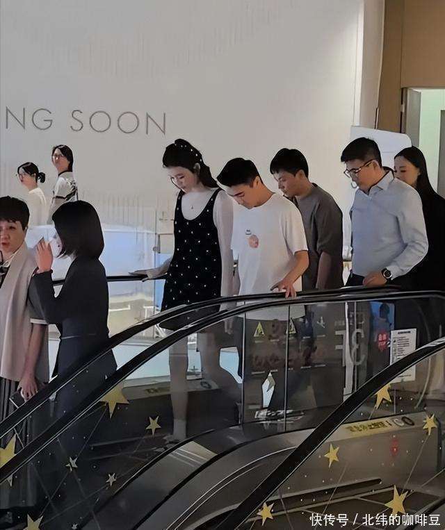 奚梦瑶小腹凸出疑怀三胎，和何猷君甜蜜同框，奶奶梁安琪也来了插图1