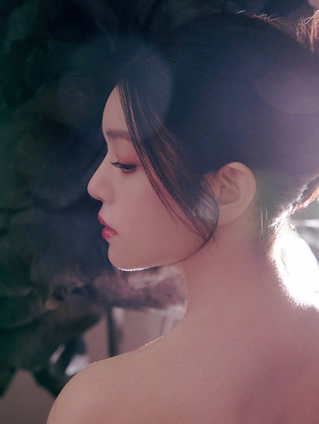 陈妍希穿黑色抹胸裙太美了！盘发一扎，肩颈线条绝了插图