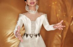 赵雅芝裙摆一晃，优雅依旧，岁月真没败过美人缩略图