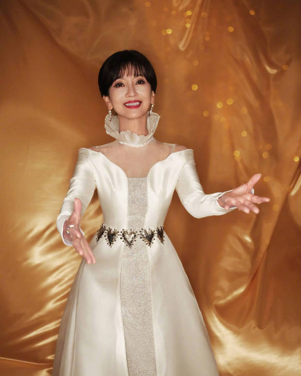 赵雅芝裙摆一晃，优雅依旧，岁月真没败过美人插图