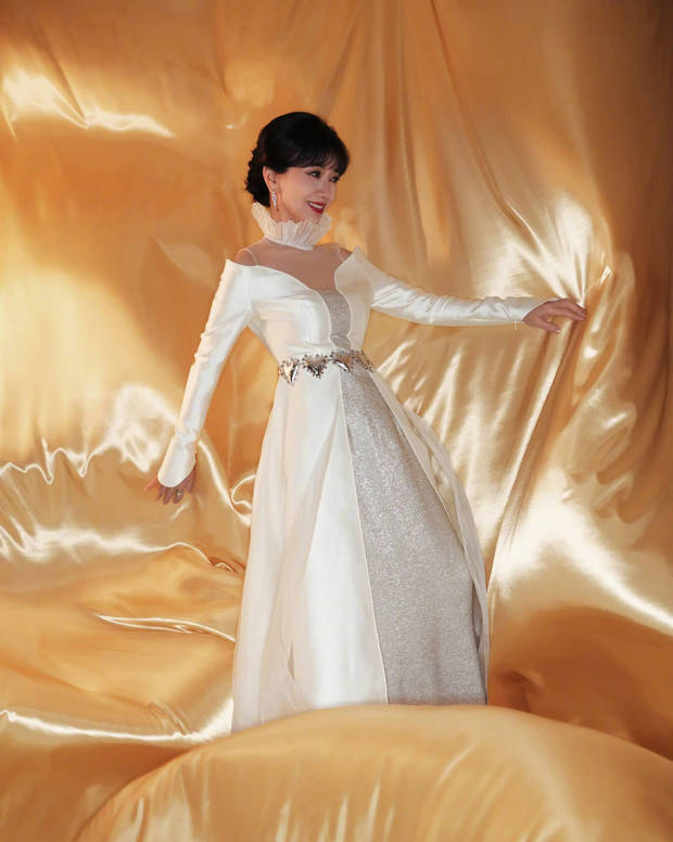 赵雅芝裙摆一晃，优雅依旧，岁月真没败过美人插图1