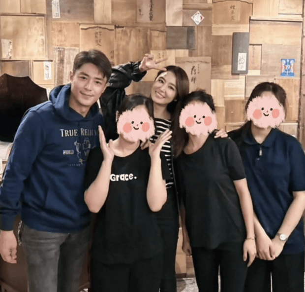 偶遇林心如霍建华吃饭，夫妻俩和网友合影超放松插图