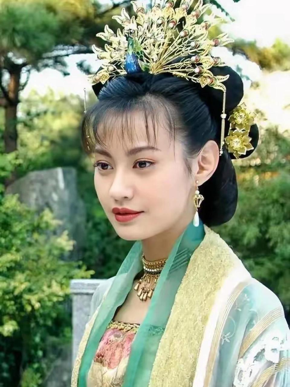 47岁杨雪近照流出！这刘海太显气质，一点不输网红脸插图1