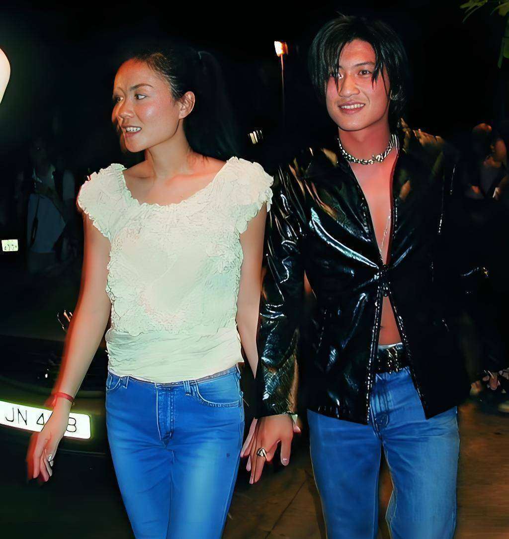 王菲谢霆锋真的领证了！56岁天后嫁谢贤儿子，谢爸送传家玉佩，狄波拉却没去插图