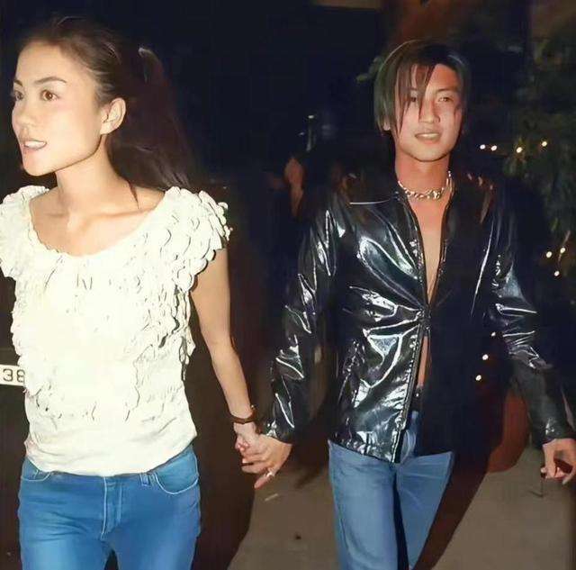 王菲谢霆锋真的领证了！56岁天后嫁谢贤儿子，谢爸送传家玉佩，狄波拉却没去插图1