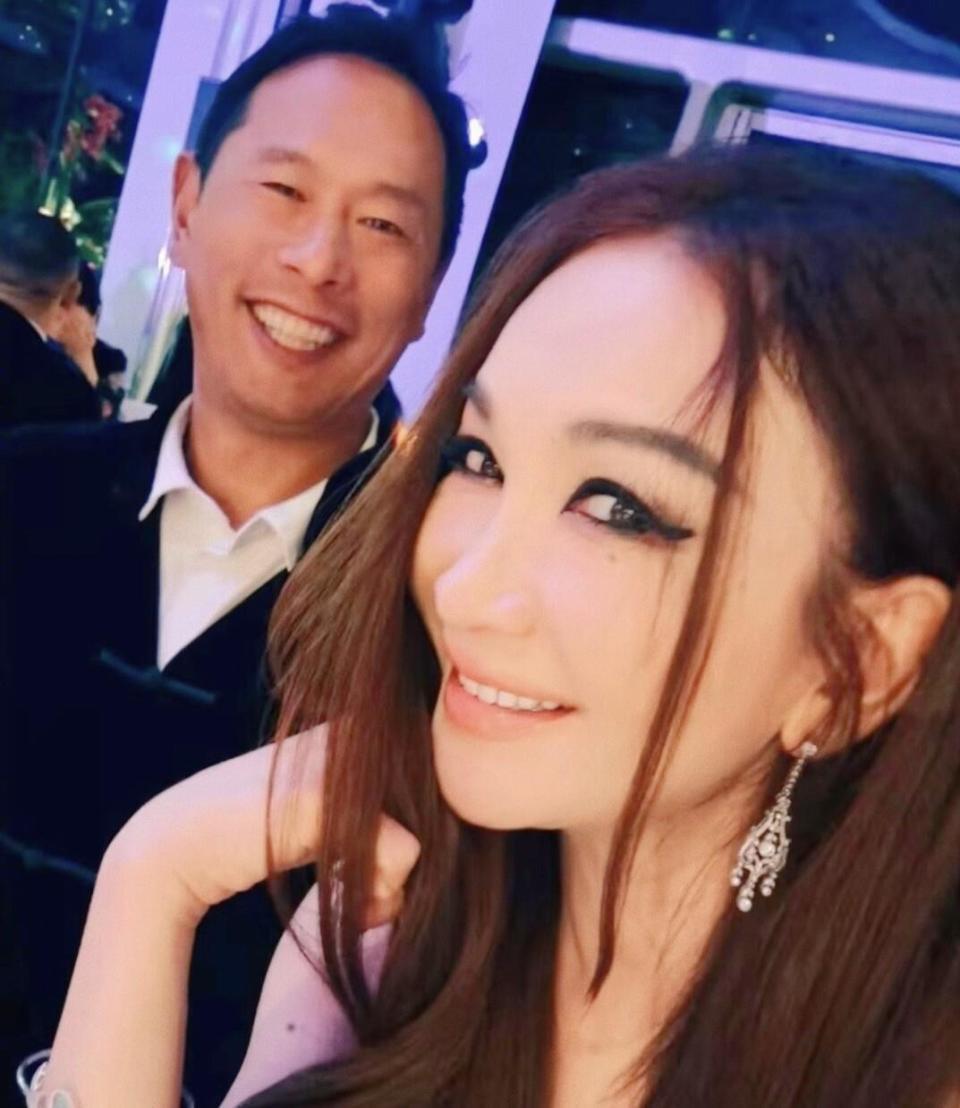 59岁温碧霞和老公出席晚宴,皮肤紧致穿米色裙子美翻了插图 59岁温碧霞和老公出席晚宴,皮肤紧致穿米色裙子美翻了插图