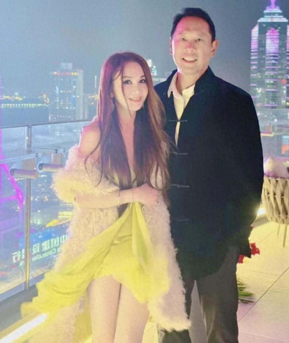 59岁温碧霞和老公出席晚宴,皮肤紧致穿米色裙子美翻了插图1 59岁温碧霞和老公出席晚宴,皮肤紧致穿米色裙子美翻了插图1