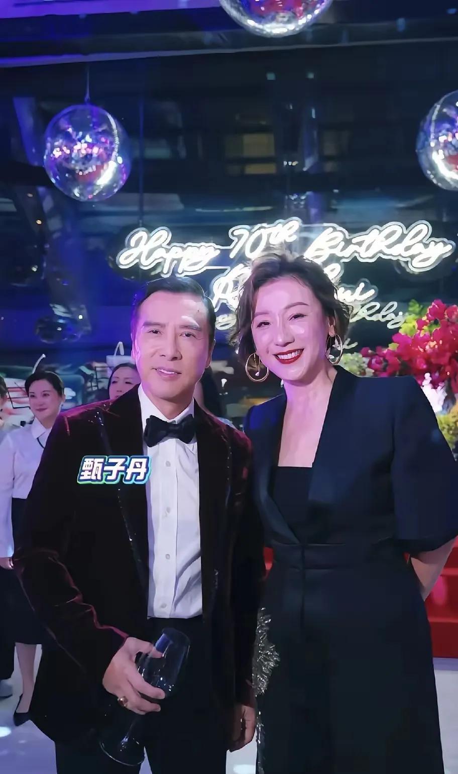 62岁甄子丹现身好友生日趴，酒红丝绒西装超有范儿，样子变化真不小插图